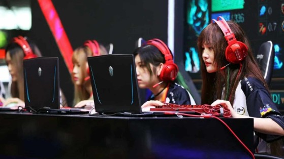 Female Esports Players Breaking Barriers in Competitive Gaming